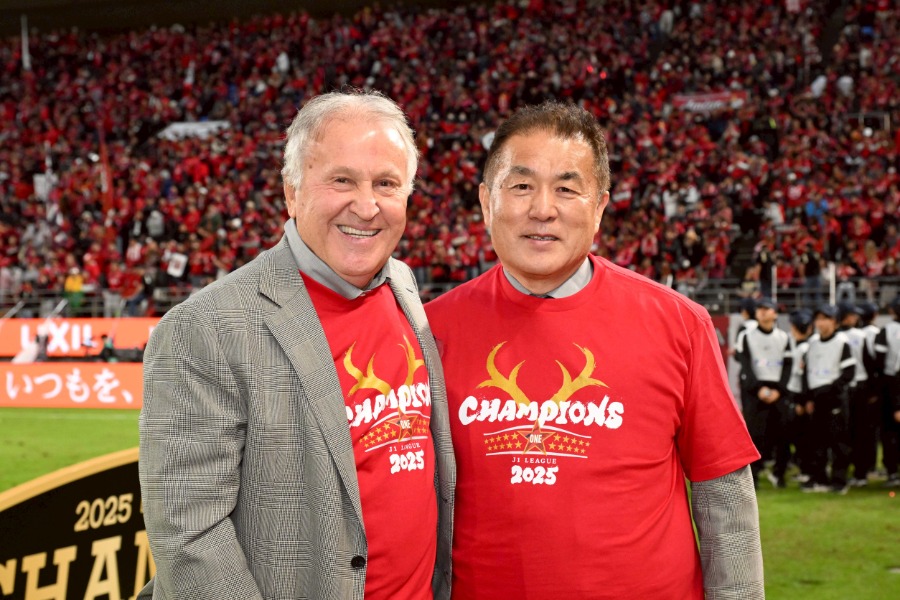 ジーコ氏（左）と鈴木満フットボールアドバイザー【写真：徳原隆元】