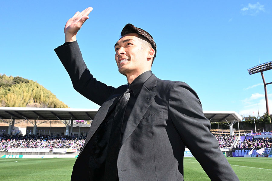 サポーターに手を振った槙野智章監督【写真：徳原隆元】