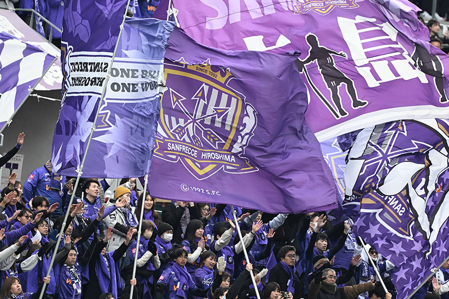 広島サポーターのコレオ【写真：徳原隆元】