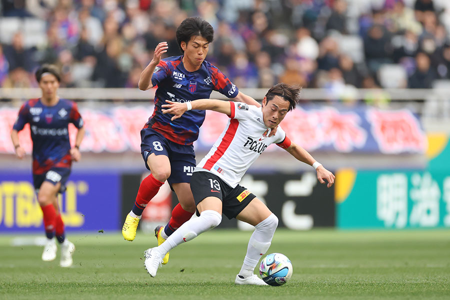 FC東京と浦和の一戦で長時間のVARチェックが行われた【写真：YUTAKA/アフロスポーツ】