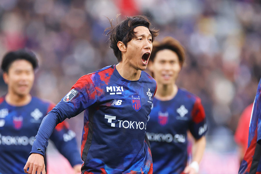 今季から腕章を巻く室屋成【写真：YUTAKA/アフロスポーツ】