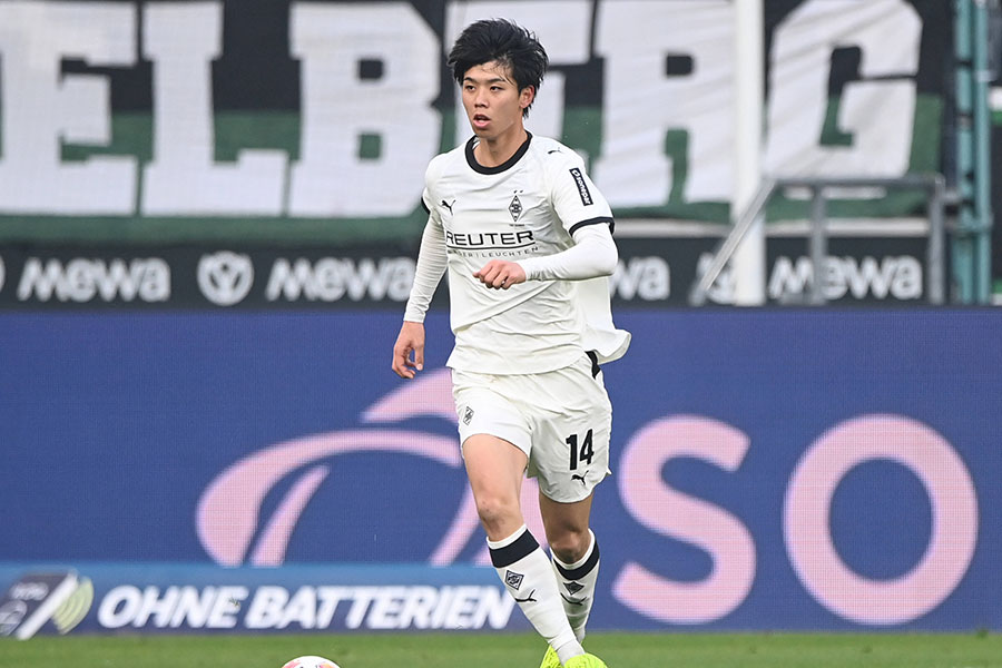 フランクフルト戦に出場した高井幸大【写真：アフロ】