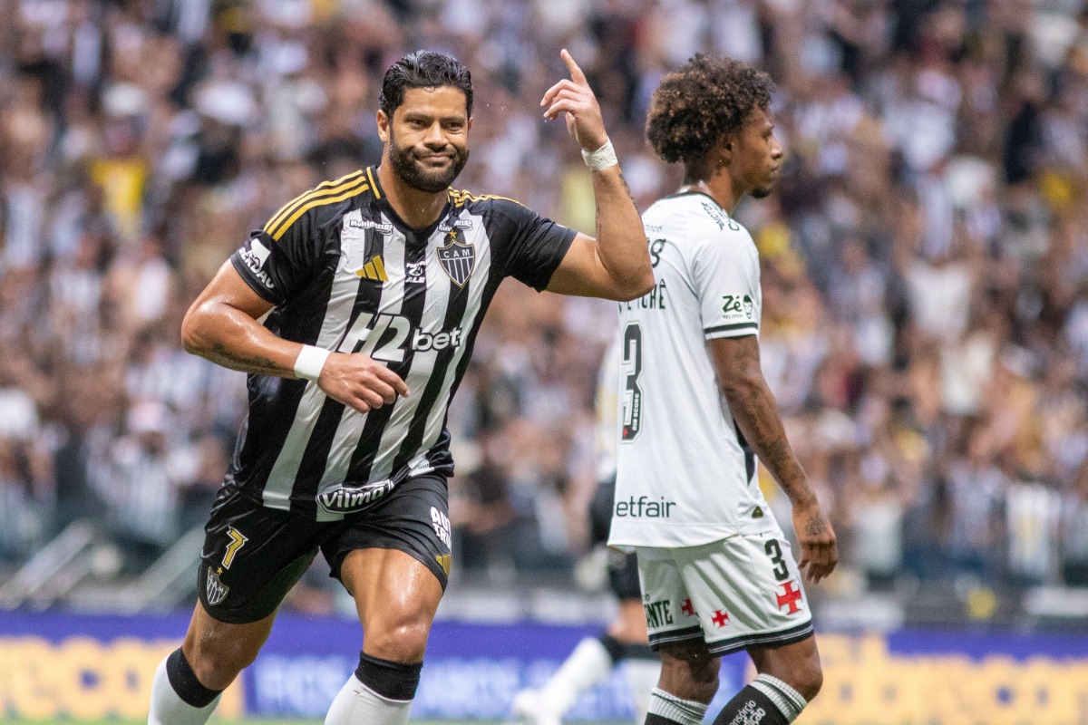 圧巻の無回転FKを叩き込んだフッキ【写真：AP/アフロ】