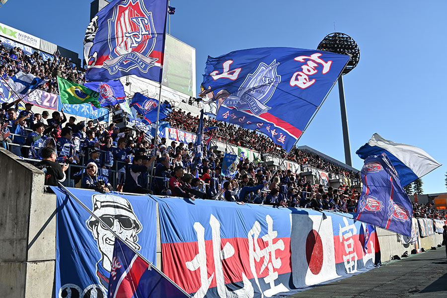 富山の亀田歩夢が圧巻の個人技弾【写真:アフロ】