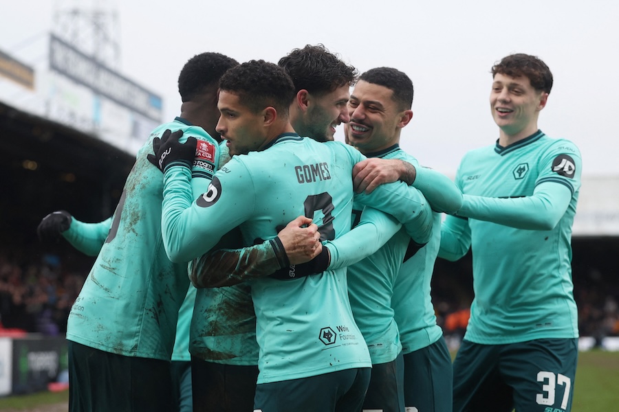 “泥んこ”サッカーで勝利したウォルバーハンプトン【写真：ロイター】