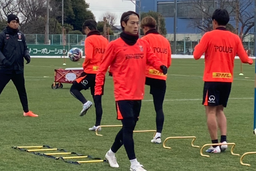 公開トレーニングに臨んだ浦和・渡邊凌磨【写真:轡田哲朗】