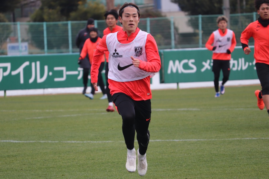 公開トレーニングに臨んだ浦和・渡邊凌磨【写真：轡田哲朗】