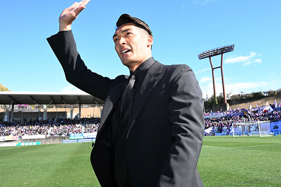 藤枝の槙野監督【写真：徳原隆元】