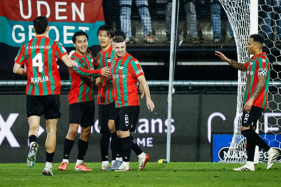 佐野航大のアシストから小川航基が頭でゴール【写真:ANP Photo/アフロ】