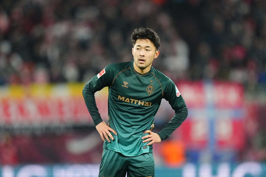 ブレーメンの攻撃を牽引する日本代表DF菅原由勢【写真:REX/アフロ】