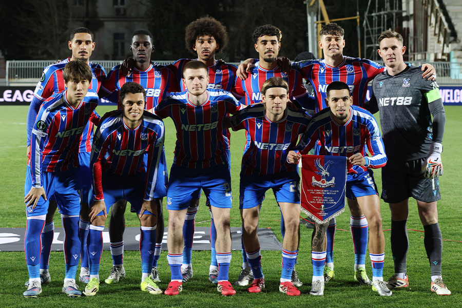 クリスタル・パレスサポーターの座席に注目【写真：ロイター】