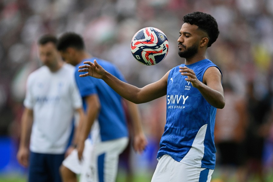 人気漫画のパフォーマンスを見せたアル・イテファクFWハリド・ガナム【写真：AP/アフロ】