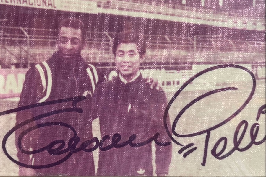 サントスでペレとの2ショット【写真：本人提供】