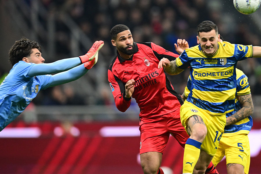 ロフタス=チーク(中央)がパルマ戦で負傷交代【写真:ロイター】