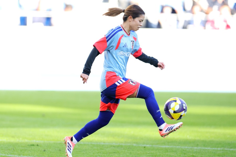 優れたリフティング技術を披露したなでしこジャパンMF長谷川【写真：西村尚己/アフロスポーツ】