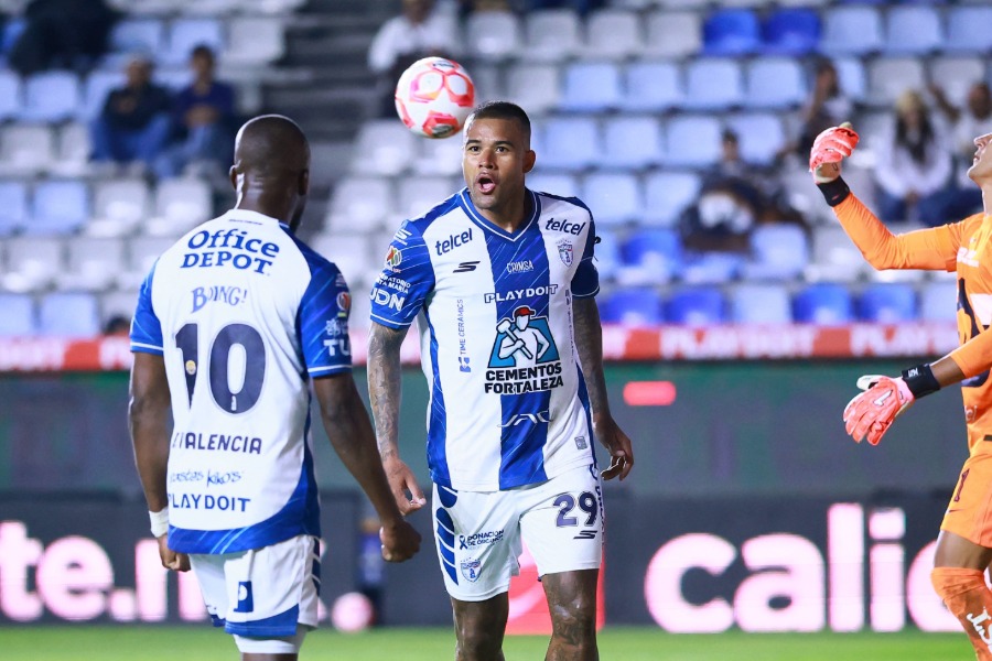 約45メートルの決勝弾を決めたパチューカのケネディ【写真：ロイター/アフロ】