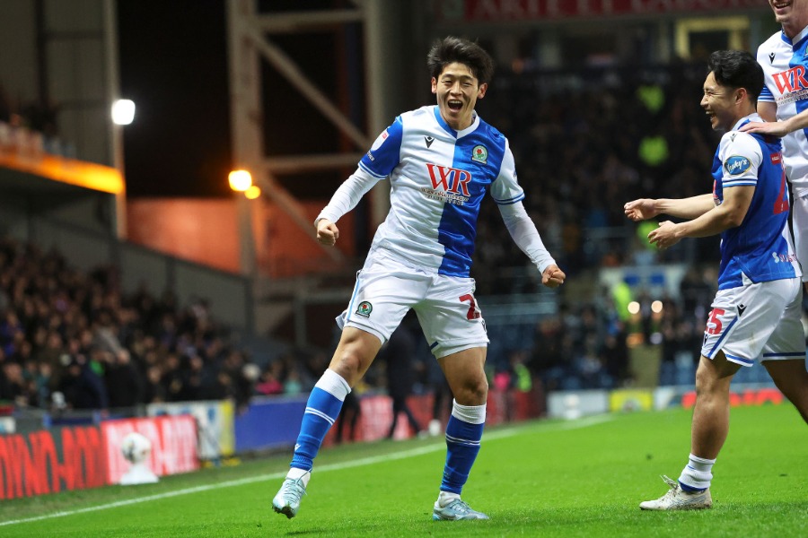 森下のアシストで得点した大橋【写真:REX/アフロ】