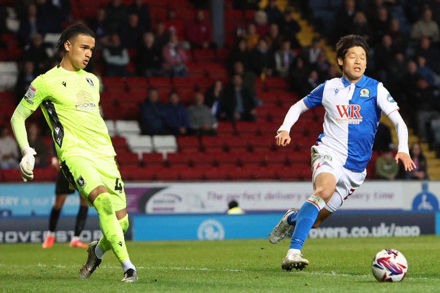 シェフィールド・ウェンズデイでプレーするピアース・チャールズ（左）【写真：REX/アフロ】