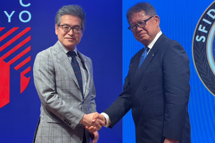 統合を発表したFC東京・川岸社長(左)とスフィーダ世田谷FC稲田理事長【写真：FOOTBALL ZONE編集部】