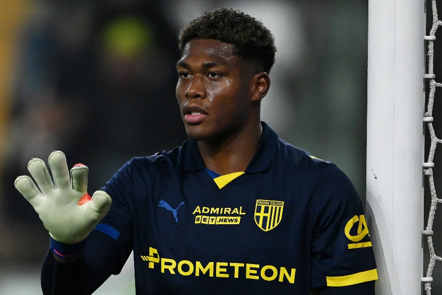 復帰が近づいてきた鈴木彩艶【写真:アフロ】