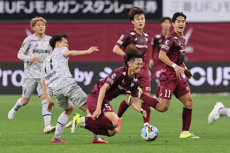 見木友哉が郷家友太を倒して一発退場【写真：柳瀬心祐】