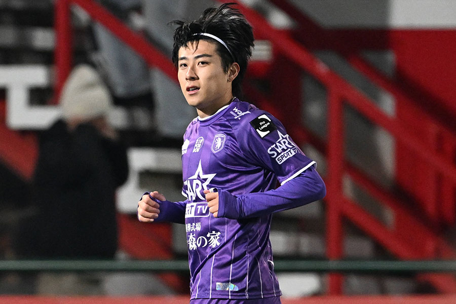 移籍後初ゴールを決めた倍井謙【写真：アフロ】