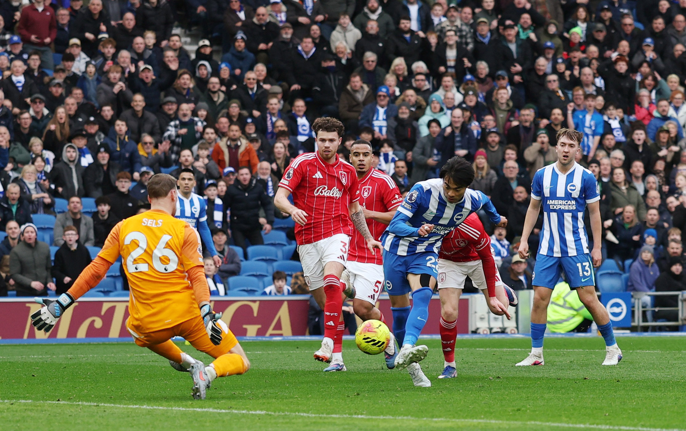 ノッティンガム戦に先発した三笘薫【写真：ロイター/アフロ】