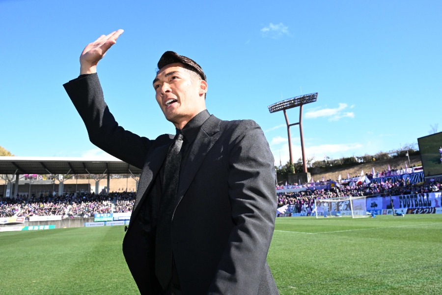 藤枝の槙野監督【写真：徳原隆元】