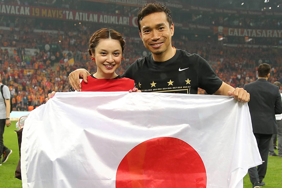 長友佑都と妻の平愛梨【写真：アフロ】