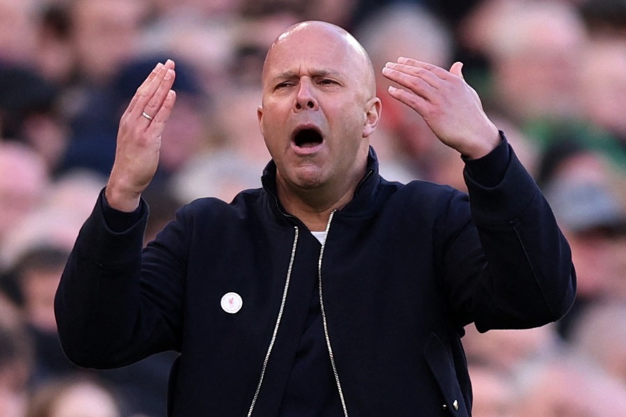 リバプールを率いるアルネ・スロット監督【写真：ロイター】