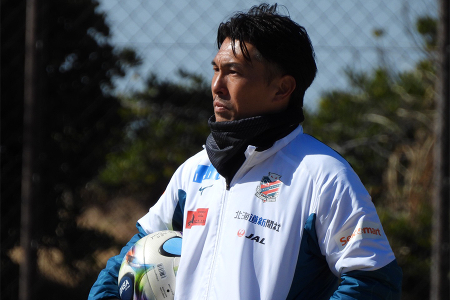 千葉キャンプで指導する札幌・小川佳純コーチ【写真：FOOTBALL ZONE編集部】