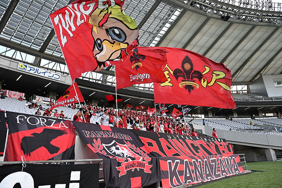 金沢のユニフォームに注目【写真：徳原隆元】