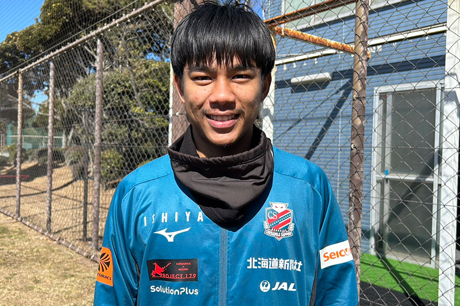 取材に応じた札幌のティラパット・プルートン【写真：FOOTBALL ZONE編集部】