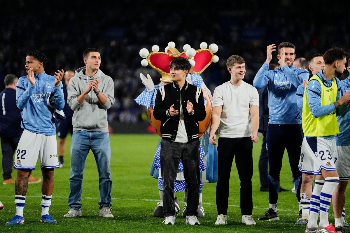 久保建英もチームメートと勝利を祝った【写真：REX/アフロ】