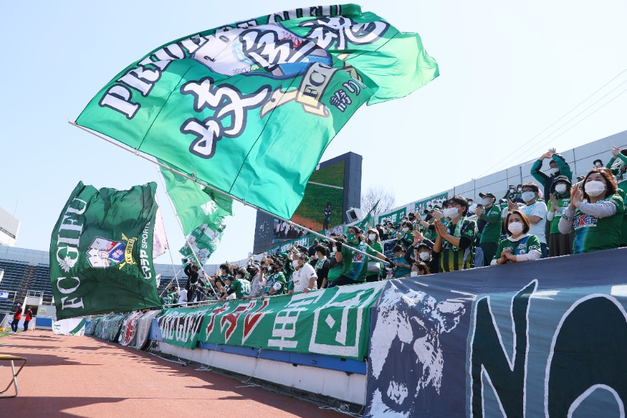 FC岐阜のユニに注目【写真：アフロスポーツ】