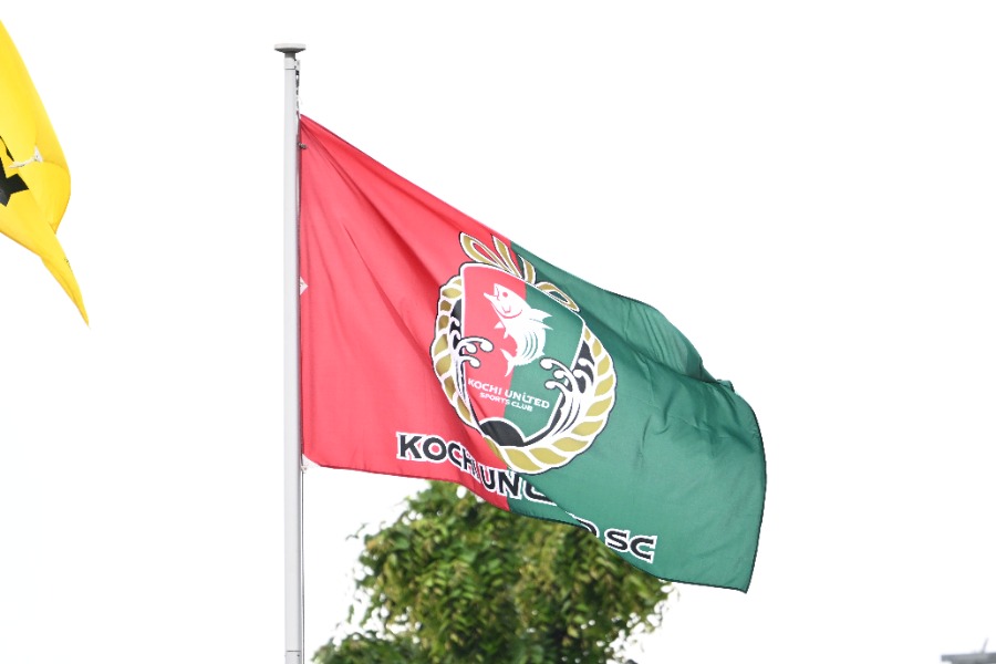 高知ユナイテッドのユニに注目【写真：徳原隆元】