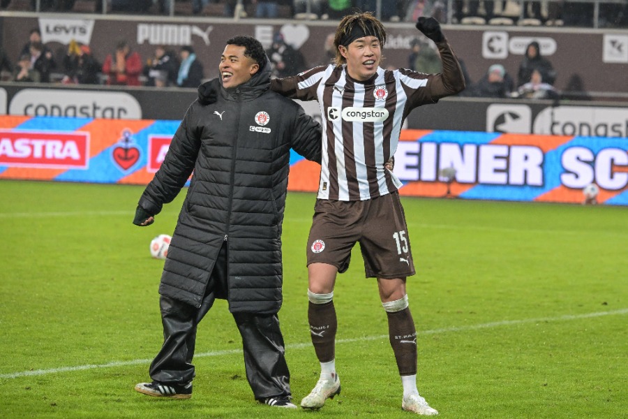 ザンクトパウリの藤田譲瑠チマ（左）と安藤智哉【写真：アフロ】