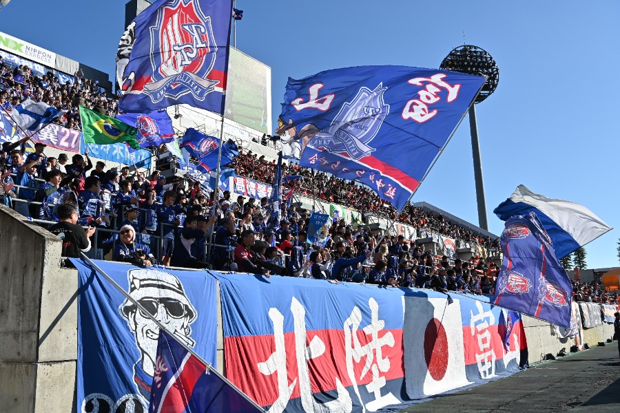 カターレ富山のユニに注目【写真：アフロ】