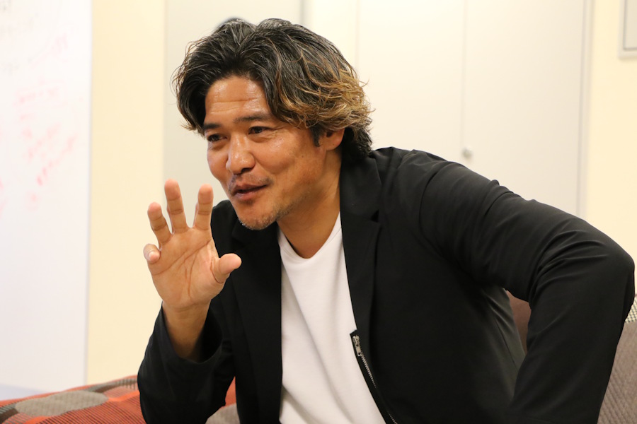 インタビューに応える大久保嘉人【写真：FOOTBALL ZONE編集部】