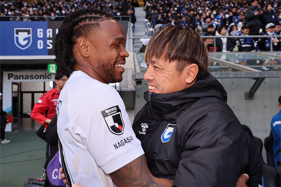 パナスタで再会したマテウス・ジェズスと遠藤保仁コーチ【写真：柳瀬心祐】