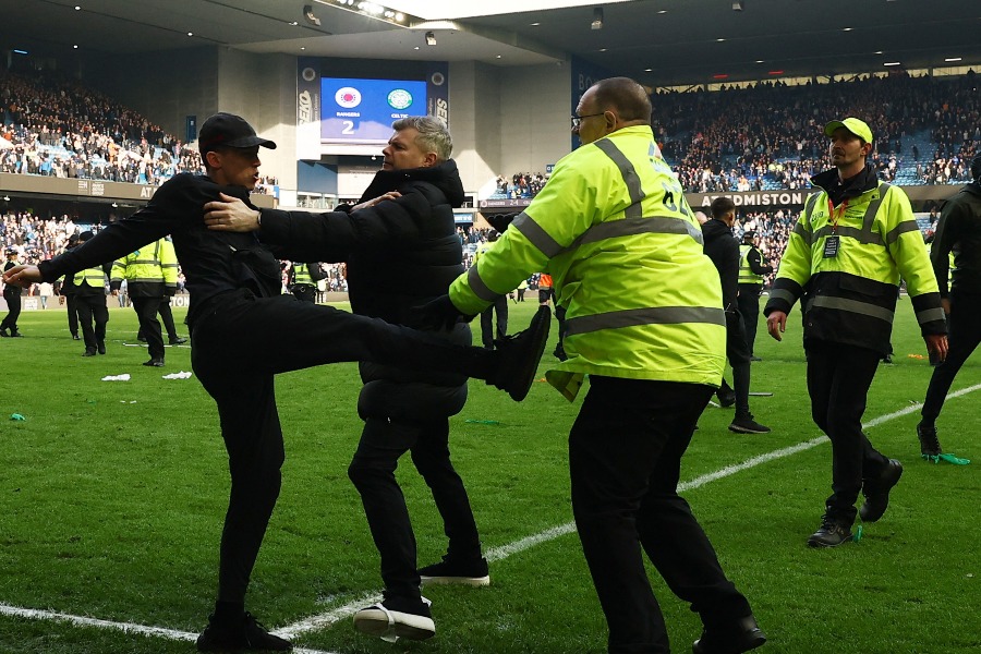 セルティックvsレンジャーズの一戦でファンがピッチに侵入【写真:ロイター】