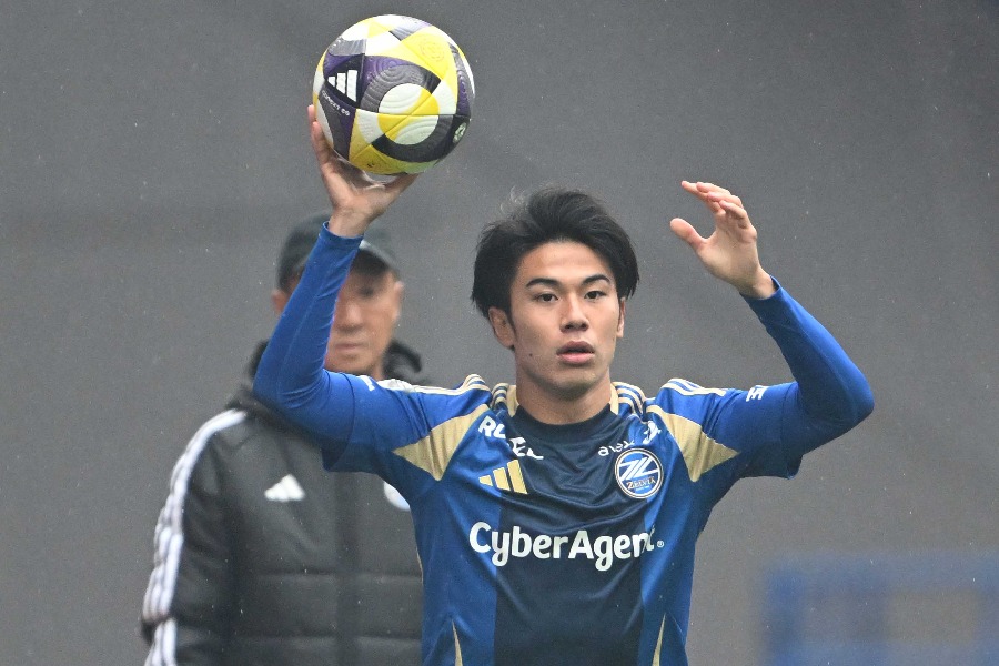 スローインを投じる町田の林幸太郎【写真：徳原隆元】