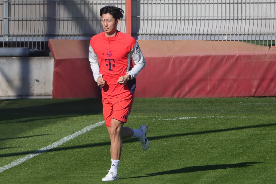 ランニングをこなす伊藤洋輝【写真：アフロ】