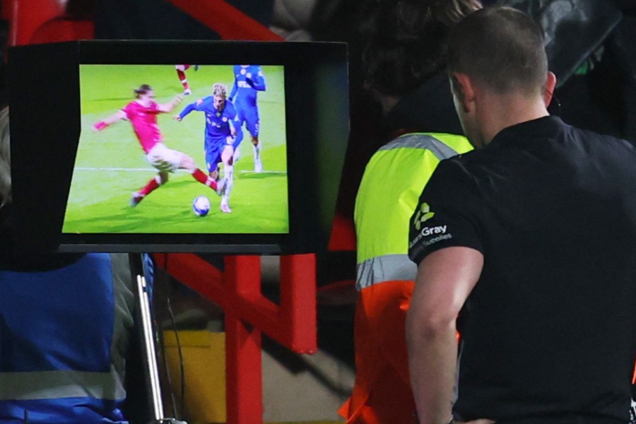 審判がモニターでプレーを確認する様子【写真：ロイター】