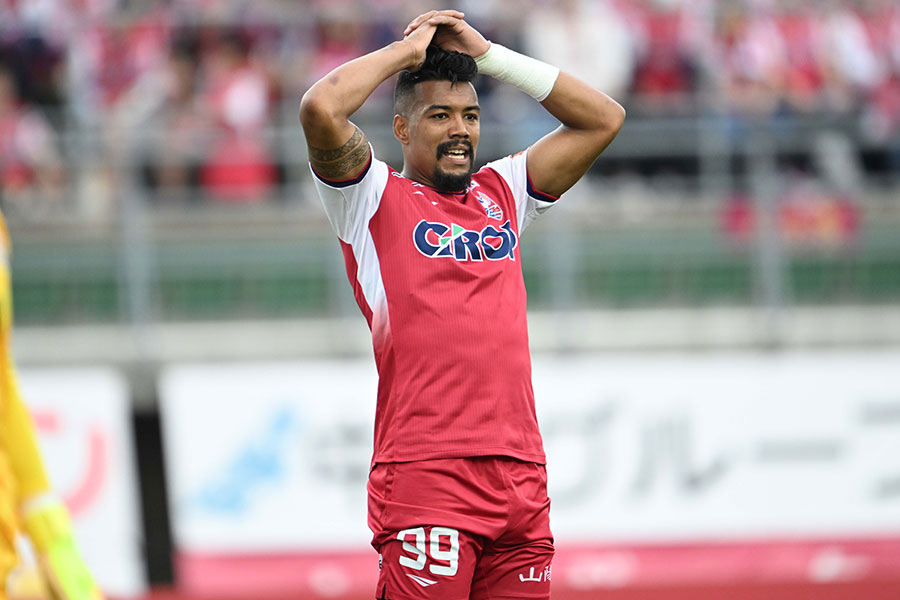 ルカオのボールキープに注目【写真：徳原隆元】