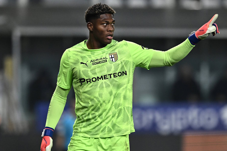 鈴木彩艶は復帰後ベンチ入りも出番なし【写真：アフロ】