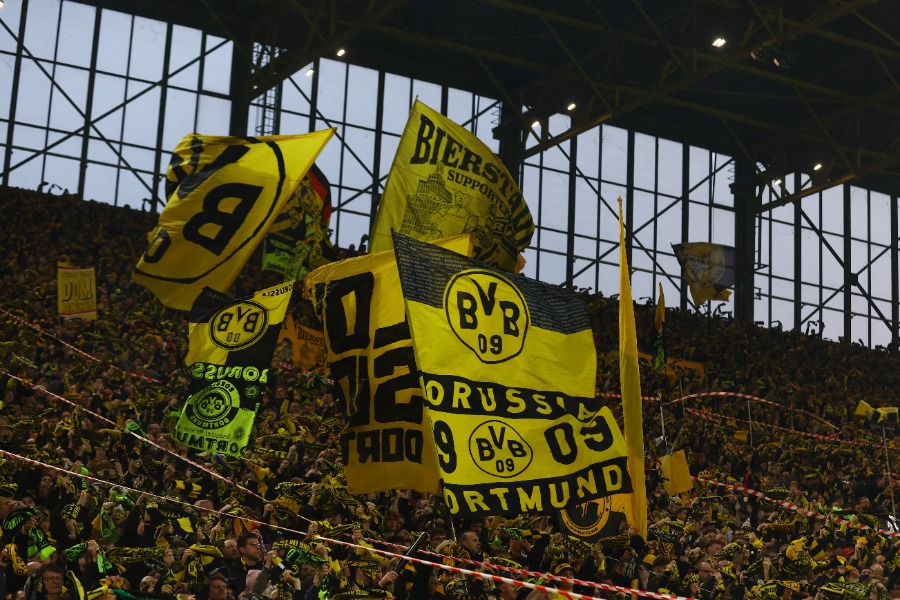 ボルシア・ドルトムントが本拠地スタジアム100周年を記念したユニフォームを発表【写真：ロイター】