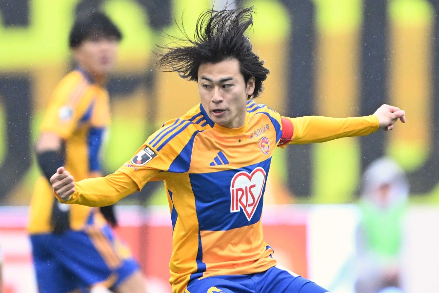 リーグトップのデュエル勝利数を記録したベガルタ仙台の松井蓮之【写真：徳原隆元】