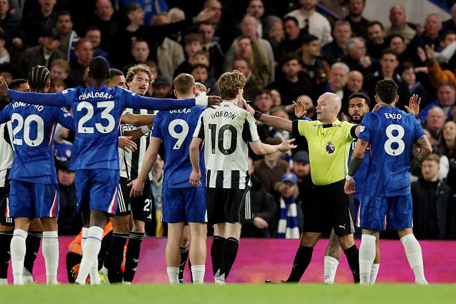 プレミアリーグで主審を巻き込む珍事発生【写真：ロイター】