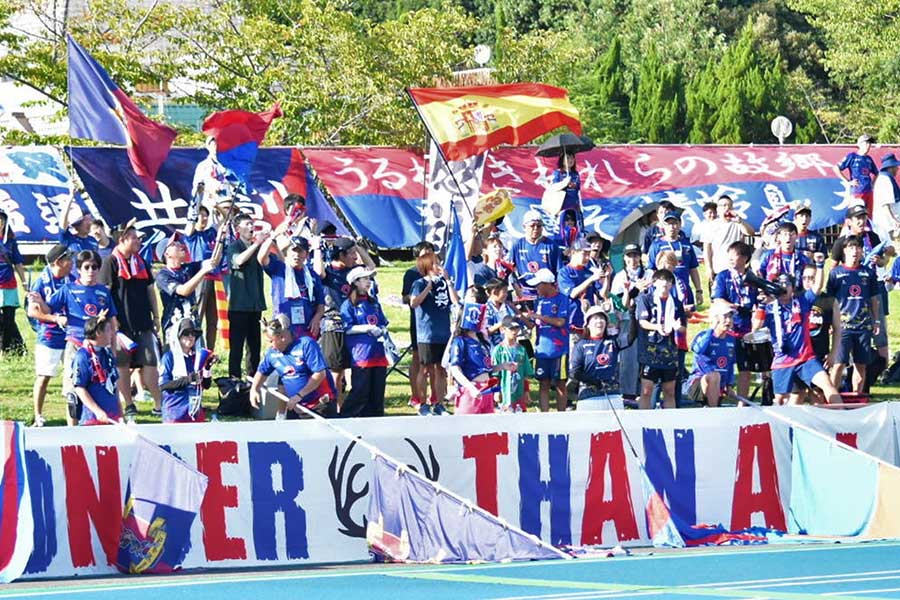 奈良クラブのユニフォームに注目【写真：産経新聞社】